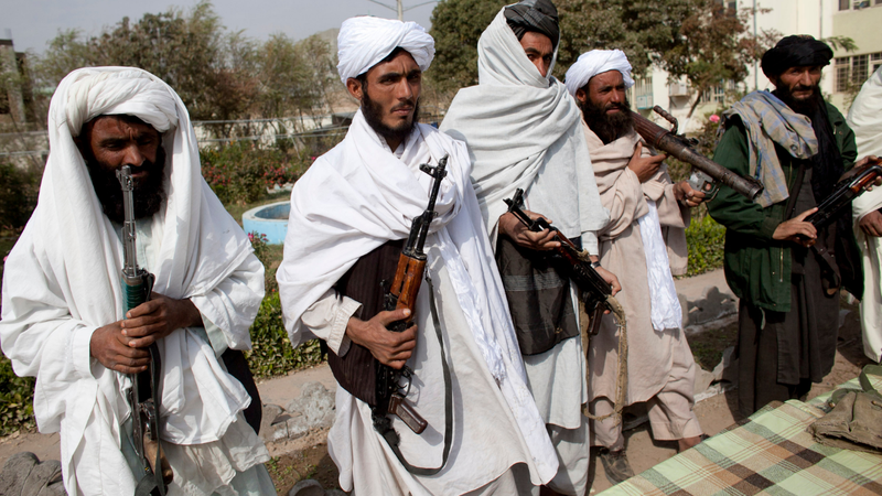 Militantes do Talibã se rendem e são apresentados à mídia em 4 de novembro de 2010 em Herat, Afeganistão - Getty Images