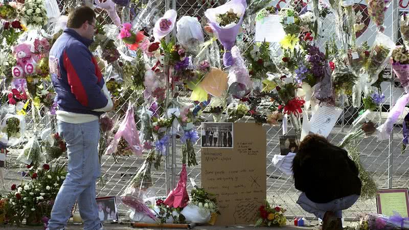 Homem presta homenagem às vítimas no local da tragédia - Getty Images