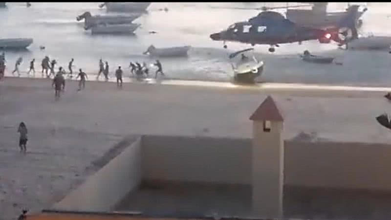 Momento em que banhistas são afugentados por helicóptero em praia na Espanha - Divulgação/Vídeo/Twitter @Guerrasenlapaz