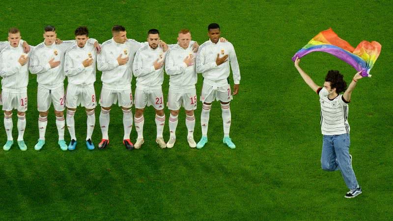 Torcedor invade campo com bandeira LGBTQIA+ durante jogo de futebol entre Alemanha e Hungria - Getty Images