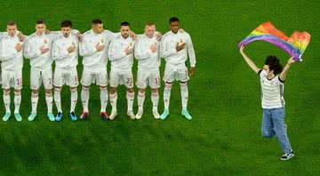 Torcedor invade campo com bandeira LGBTQIA+ durante jogo de futebol entre Alemanha e Hungria - Getty Images