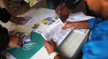 Cédulas de votação em relação ao acordo de paz com as FARC's (2016) - Getty Images