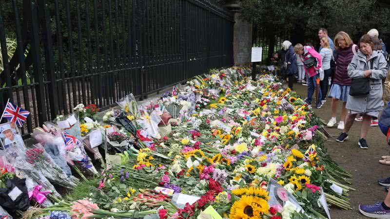 Flores em homenagem à rainha Elizabeth II - Getty Images