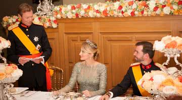 Em pé, o grão-duque Henri celebra a união do filho Guillaume com a princesa Stéphanie - Getty Images