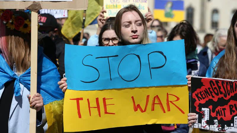 Fotografia de protesto na Alemanha pedindo pelo fim da guerra da Rússia contra a Ucrânia - Getty Images