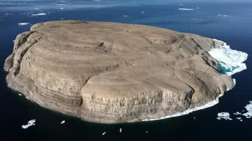 Ilha Hans, localizada no Ártico, entre o Canadá e a Groenlândia - Foto por Toubletap via Wikimedia Commons