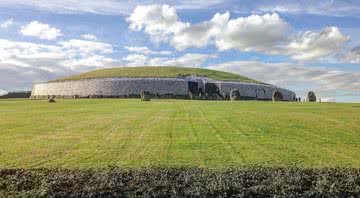 A tumba de Newgrange - Tjp finn via Wikimedia Commons