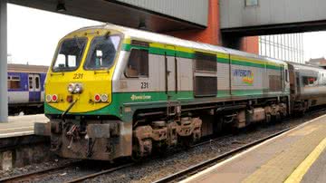 Vagão de trem da Irish Rail, onde Dermot Alastair Mills trabalhava - Foto por Albert Bridge pelo Wikimedia Commons