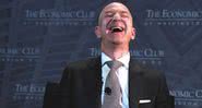 Jeff Bezos rindo em evento em 2018 - Getty Images