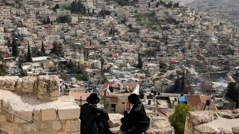 Fotografia de 2023 mostrando dois judeus ortodoxos olhando para o bairro habitado por palestinos em Jerusalém - Getty Images