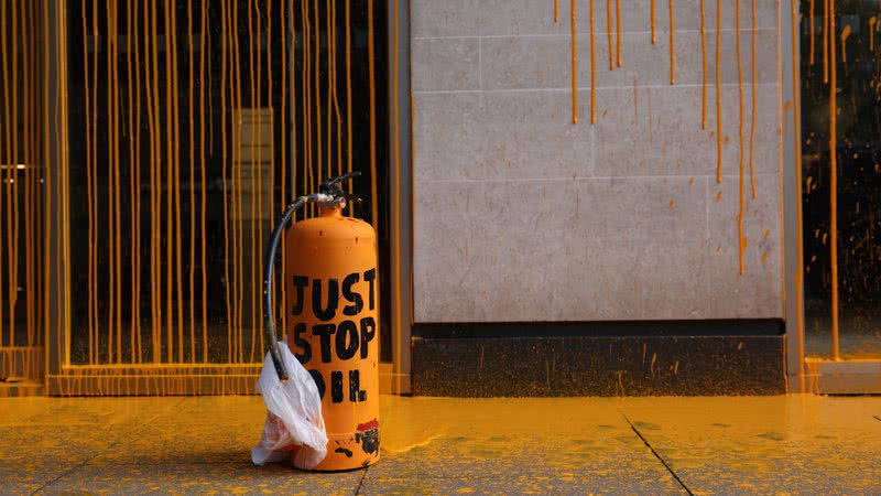 Fotografia de propaganda da 'Just Stop Oil', grupo responsável por jogar sopa de tomate em pintura de Van Gogh - Getty Images