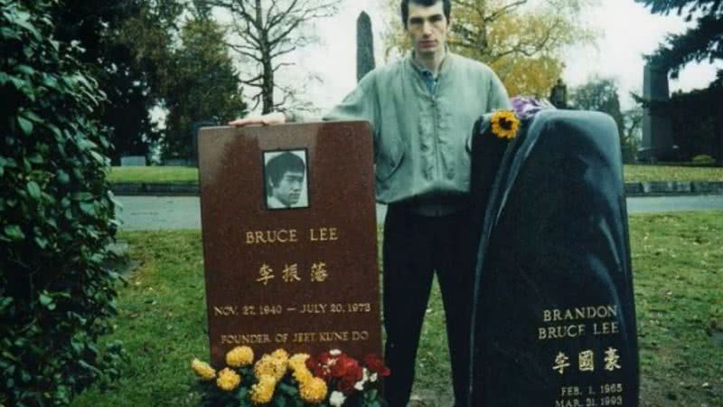 Fotografia de Mark Dabbs com lápide de Bruce Lee - Divulgação/ Arquivo Pessoal