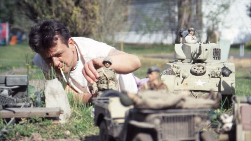 Uma das fotografias de Marwencol, a cidade fictícia criada por Mark Hogancamp. - Divulgação/ Mark Hogancamp