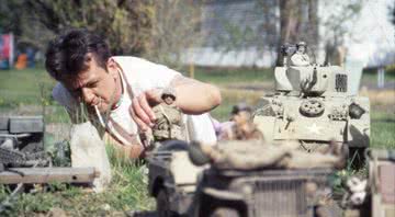 Uma das fotografias de Marwencol, a cidade fictícia criada por Mark Hogancamp. - Divulgação/ Mark Hogancamp