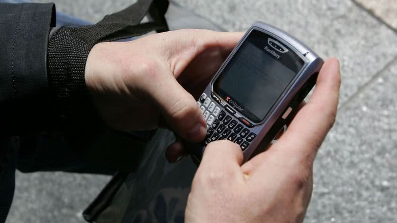 Usuário tecla em Blackberry em 2007 - Getty Images