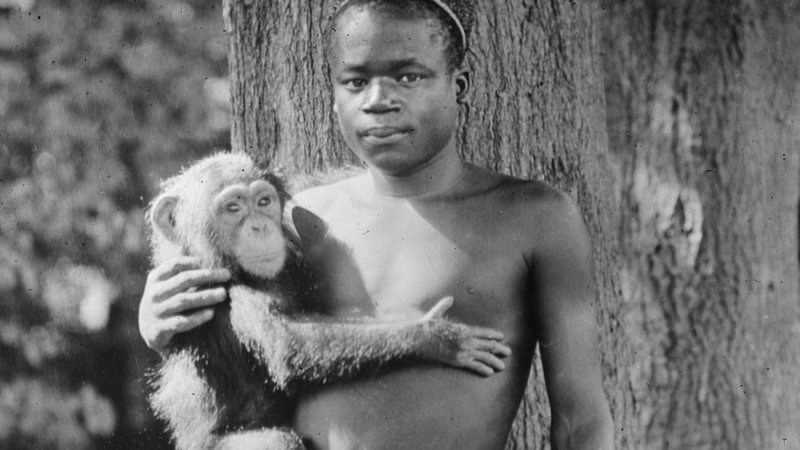 Fotografia de Ota Benga no zoológico - Domínio Público