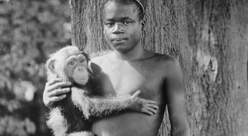 Fotografia de Ota Benga no zoológico - Domínio Público