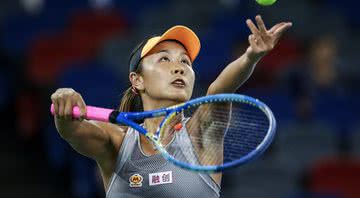 Peng Shuai em meio a uma partida de tênis - Getty Images