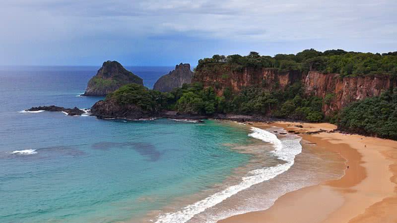 Fotografia da Praia do Sancho, em Fernando de Noronha - Foto por Cyrus Augustus Moro Daldin pelo Wikimedia Commons