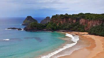 Fotografia da Praia do Sancho, em Fernando de Noronha - Foto por Cyrus Augustus Moro Daldin pelo Wikimedia Commons