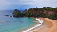 Fotografia da Praia do Sancho, em Fernando de Noronha - Foto por Cyrus Augustus Moro Daldin pelo Wikimedia Commons