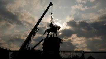 Estátua de confederado nos Estados Unidos sendo removida - Getty Images