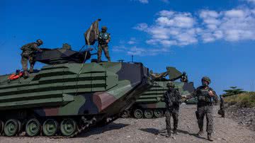 Fotografia das Forças Armadas de Taiwan em 2022 fazendo um exercício militar que simula possível invasão chinesa - Getty Images