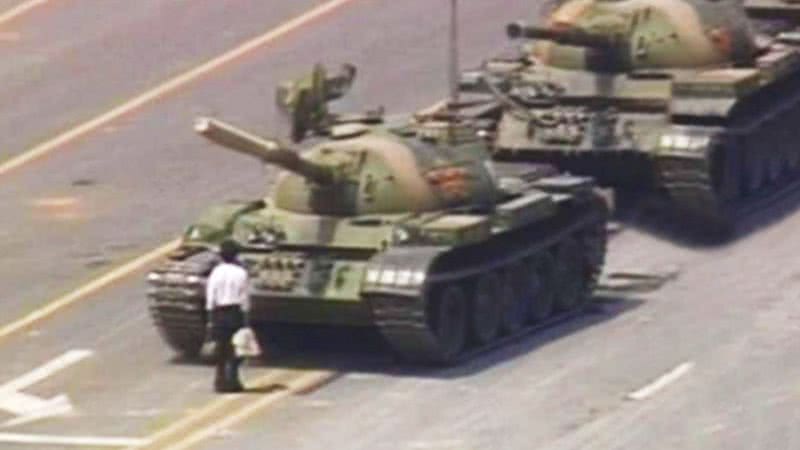 Lendária fotografia de rapaz jovem parando em frente a fila de tanques - Divulgação