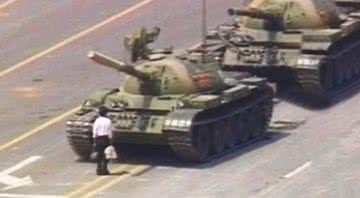 Lendária fotografia de rapaz jovem parando em frente a fila de tanques - Divulgação