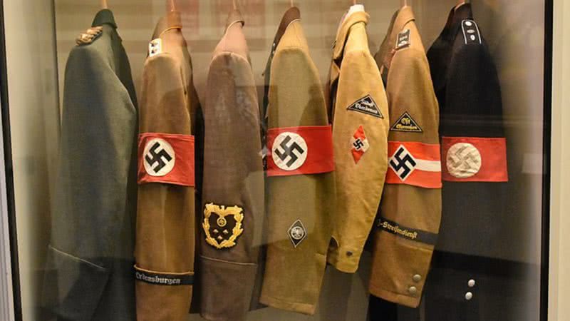 Coleção de uniformes nazistas no Museu Histórico Alemão, em Berlim - Foto por Richard Mortel pelo Wikimedia Commons