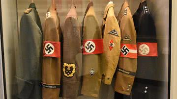 Coleção de uniformes nazistas no Museu Histórico Alemão, em Berlim - Foto por Richard Mortel pelo Wikimedia Commons