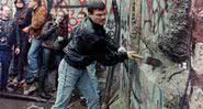 Homem com marreta no dia da Queda do Muro de Berlim, em 1989 - Divulgação