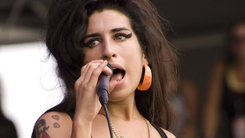 Amy Winehouse no palco - Wikimedia Commons