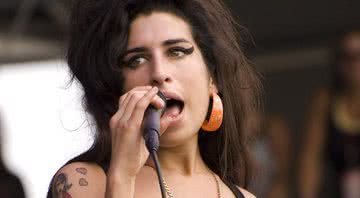 Amy Winehouse no palco - Wikimedia Commons