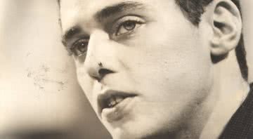 Chico Buarque durante apresentação de 1970 - Wikimedia Commons, via Arquivo Nacional