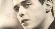 Chico Buarque durante apresentação de 1970 - Wikimedia Commons, via Arquivo Nacional