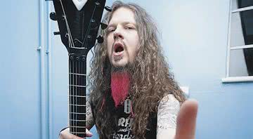 Dimebag Darrell posa com guitarra para fotografia - Divulgação / GRAMMY