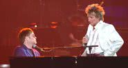 Elton John e Rod Stewart juntos em apresentação em 2002 - Getty Images