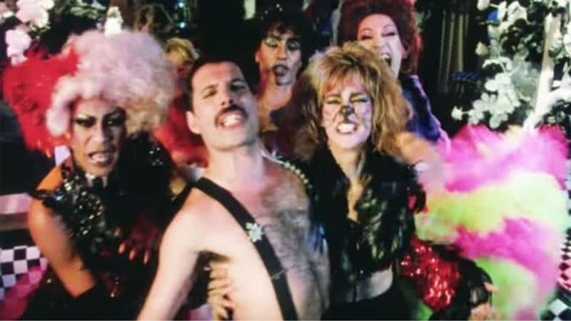 Trecho do clipe “Living On My Own”, com Freddie Mercury em uma de suas festas - Divulgação / YouTube