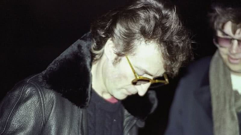 John Lennon autografando disco para Mark Chapman, seu assassino - Divulgação