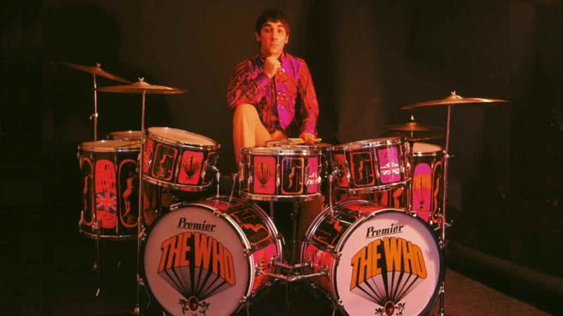 Keith Moon ao lado de seu kit de bateria personalizado com o emblema da banda - Flickr / Iburiedpaul