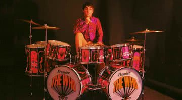 Keith Moon ao lado de seu kit de bateria personalizado com o emblema da banda - Flickr / Iburiedpaul