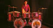 Keith Moon ao lado de seu kit de bateria personalizado com o emblema da banda - Flickr / Iburiedpaul