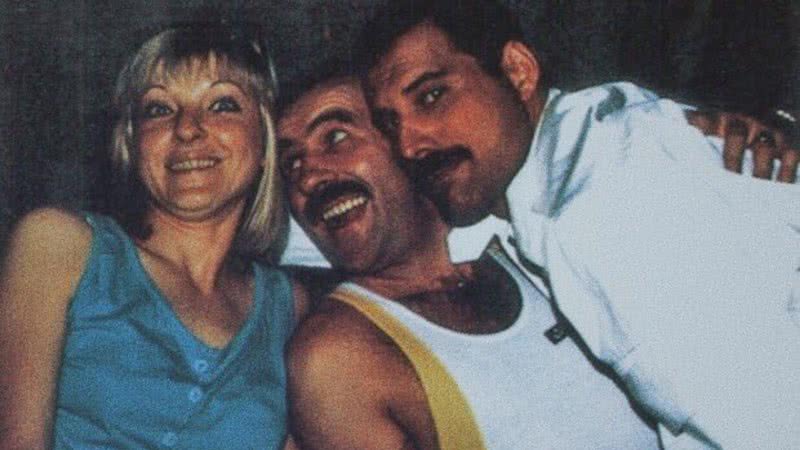 Mary Austin, Jim Hutton e Freddie Mercury reunidos em foto - Crédito: Divulgação/Twitter/queenarchive/04.12.2018