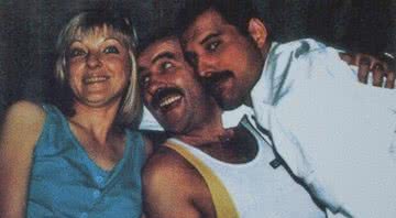 Mary Austin, Jim Hutton e Freddie Mercury reunidos em foto - Crédito: Divulgação/Twitter/queenarchive/04.12.2018