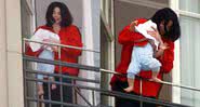 Michael Jackson com "Blanket" na varanda - Getty Images