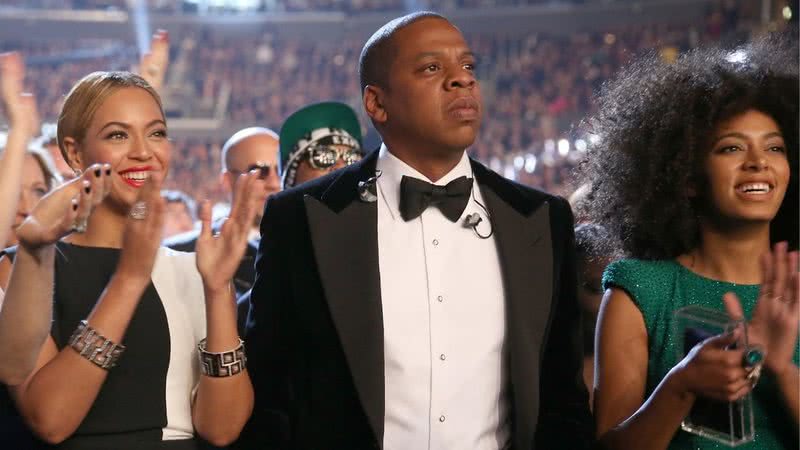 Jay-Z, Beyoncé e Solange durante premiação - Getty Images