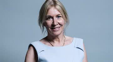 Nadine Dorries, ministra da Saúde para Segurança dos Pacientes, Prevenção ao Suicídio e Saúde Mental, do Reino Unido - Wikimedia Commons