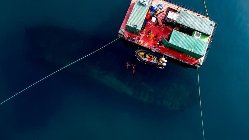 O navio de análise arqueológica sobre o navio afundado no Oceano - Divulgação / Parks Canada