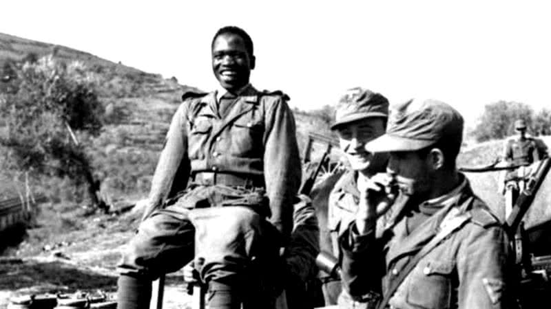 Voluntário nigeriano com o uniforme da Wehrmacht - Bundesarchiv